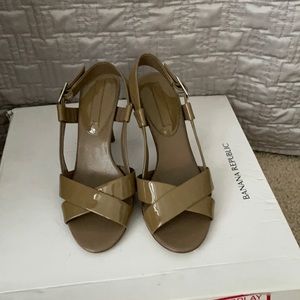 Banana republic patent nude sandal heel 6